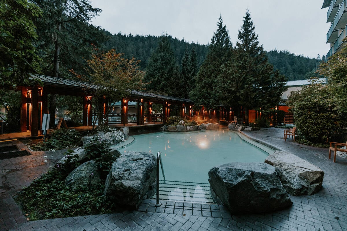 The hot springs pool in the evening at Harrison Hot Springs Resort | Tourism Harrison River Valley/Andrew Beaumont