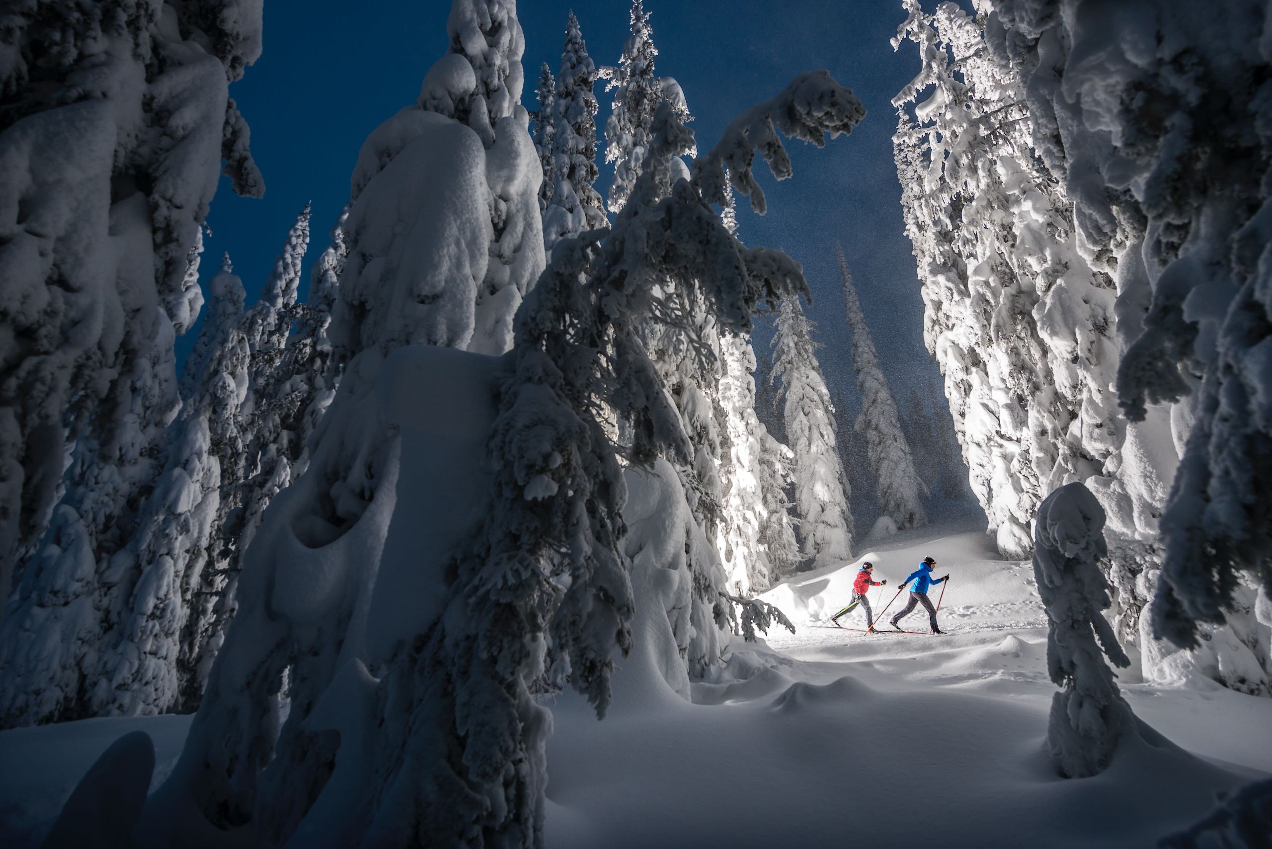 Two people cross country skiing at Silver Star Mountain Resort