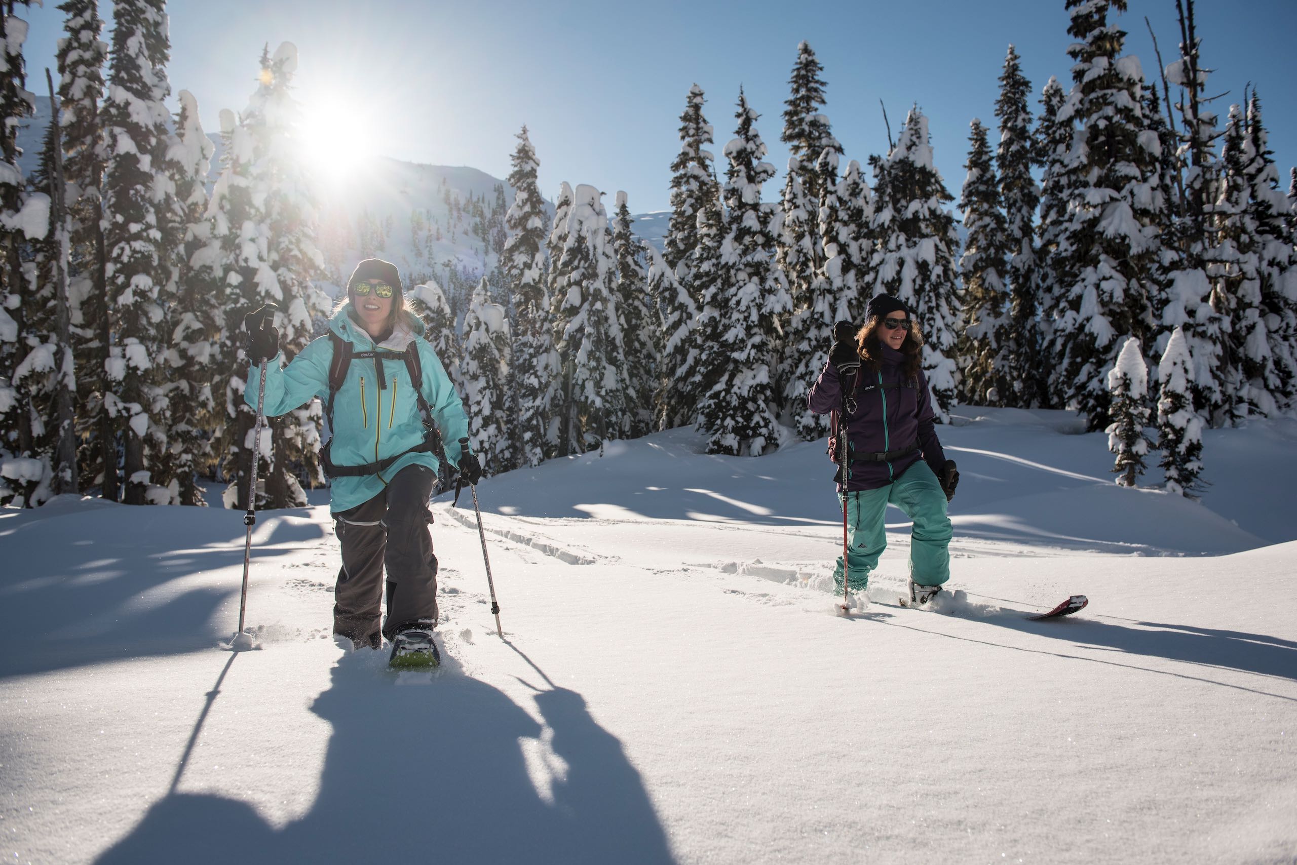 Anna 和 Nat Segal 穿越 Callaghan Valley 的野外雪地区域。