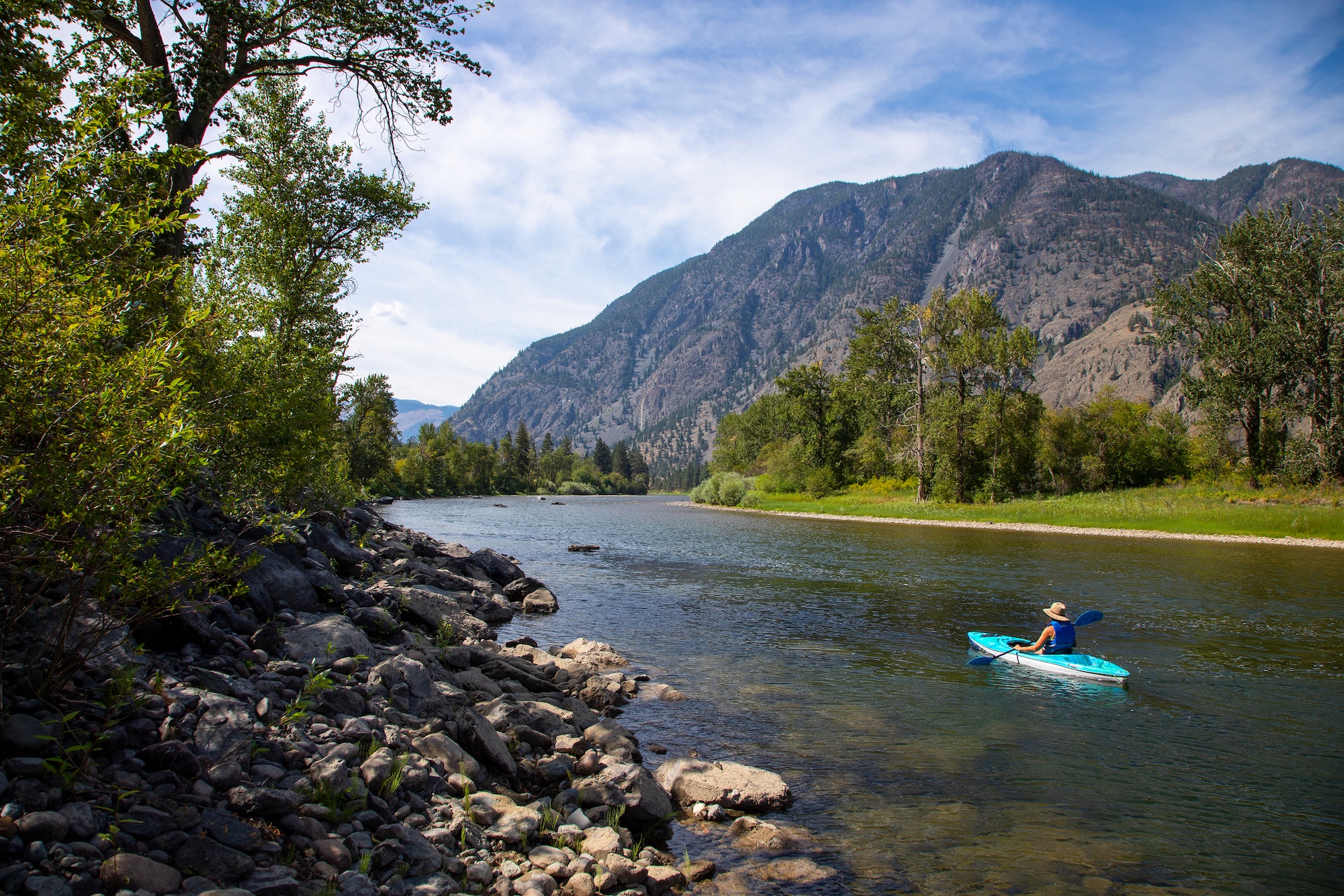 一人在凯雷梅奥斯以西的西米尔卡米恩河上划皮划艇