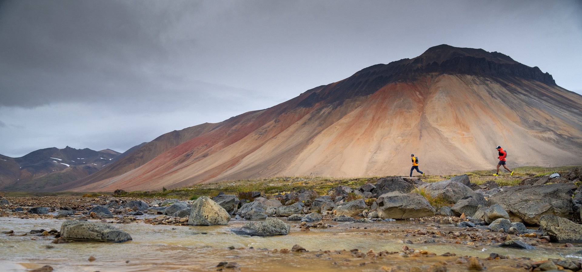 在埃德齐扎山省立公园光谱山脉中的徒步者／越野跑者