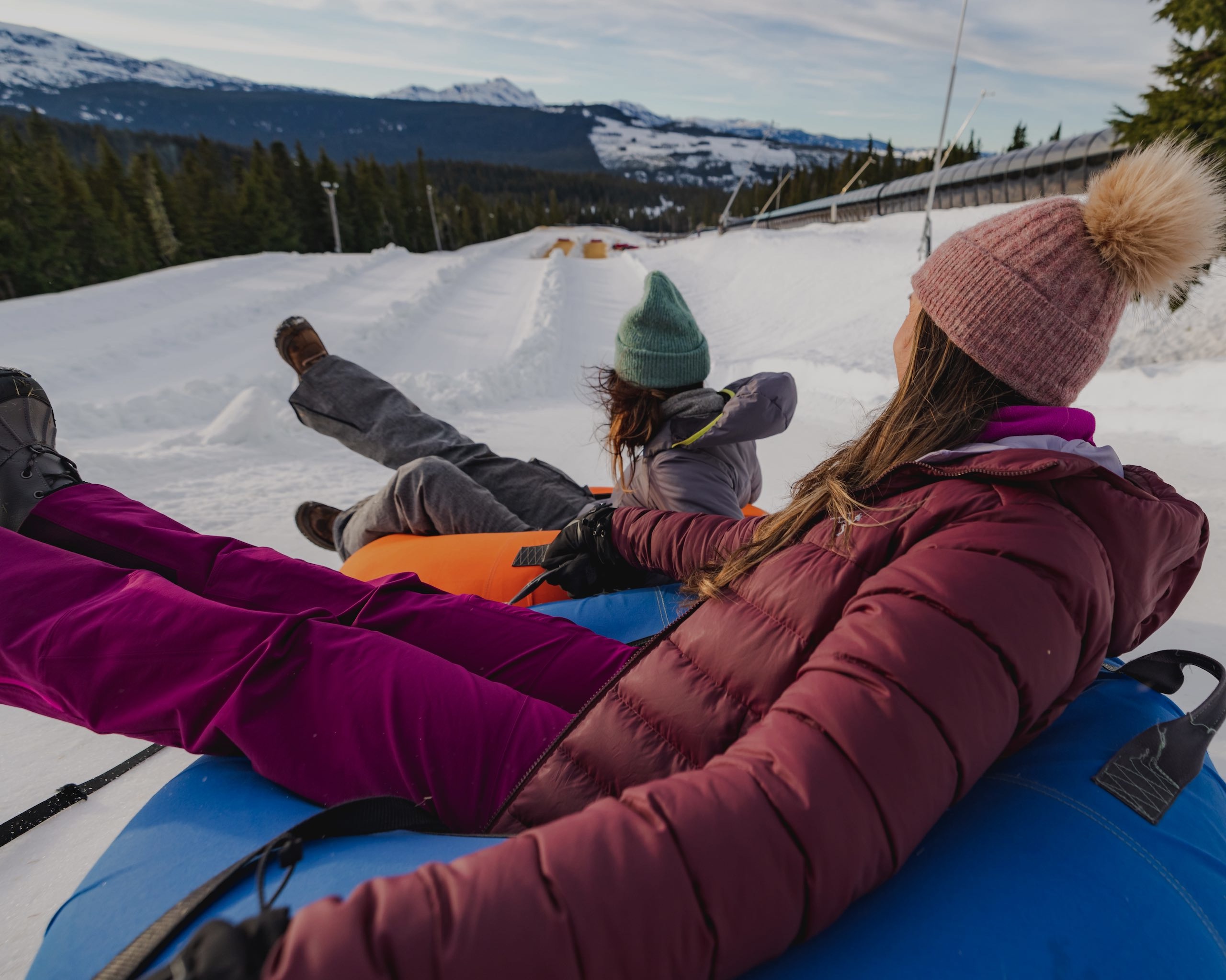 在温哥华岛的华盛顿山高山度假村体验雪圈滑行