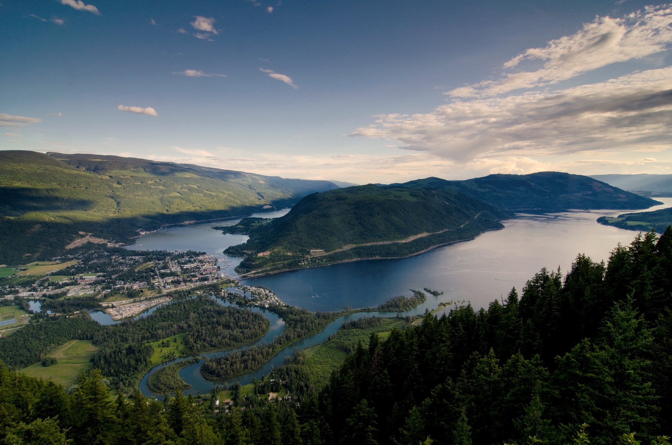 从 Sicamous Lookout 眺望 Sicamous、舒斯瓦普湖与 Mara Lake 的景色